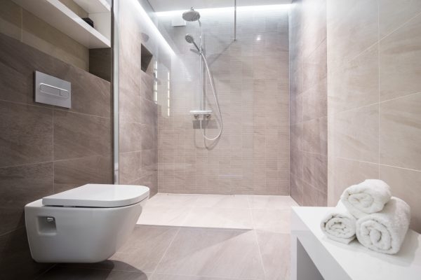 modernes helles Badezimmer mit einer großen Dusche